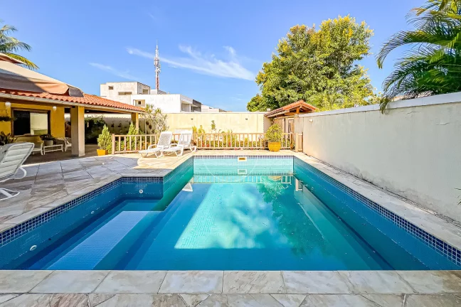 Imagem CASA LINEAR com 4 DORMITÓRIOS e 600m² de terreno no RIOMAR - Barra da Tijuca