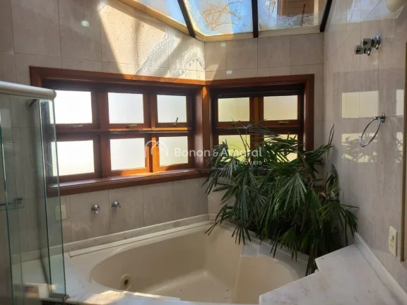 Imagem Encante-se com esta belíssima casa que oferece 4 suítes, incluindo uma suíte master com hidro e d...
