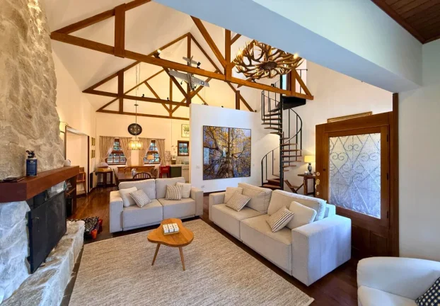 Imagem Casa de serra com lareira e jardim na Vila Inglesa | 4 dormitórios | terreno de 927 m²