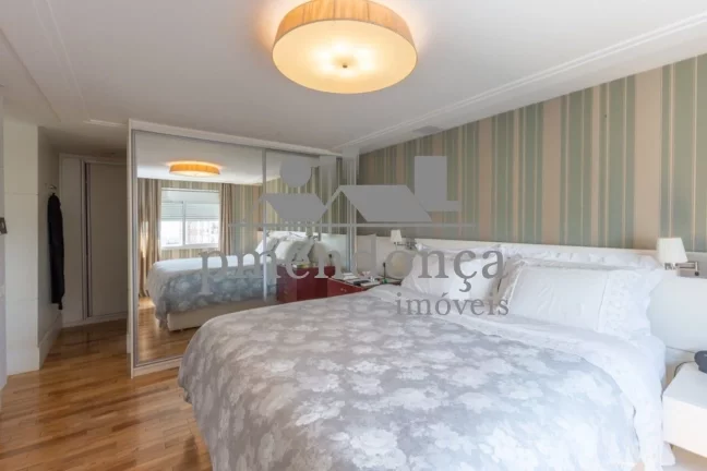 Imagem Apartamento luxuoso com 3 sui­tes e 4 vagas, 250m²