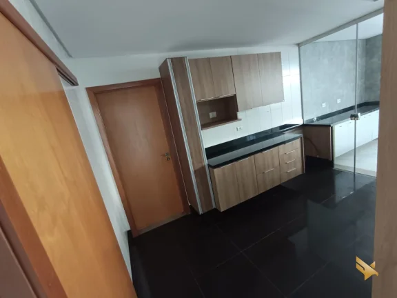 Imagem Sobrado com garagem subterranea e suite com dois closets e banheira