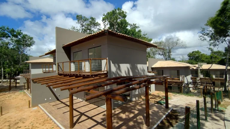 Imagem Casa em Condomínio à venda em Praia do Forte, Mata de São João - Churrasqueira, Piscina e Quadra de Tênis