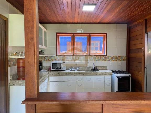 Imagem Casa de madeira com belo jardim 3 quartos sendo um suíte, 5 vagas. Rústico que encanta!