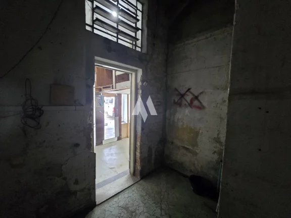 Imagem Sua Loja no Coração de Santos – Fachada Ampla, Banheiro e Mezanino