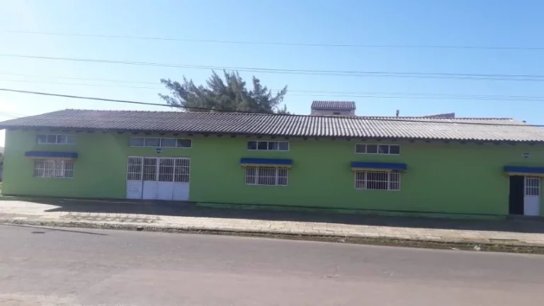 Prédio comercial de esquina com 375m², Centro / Cidreira