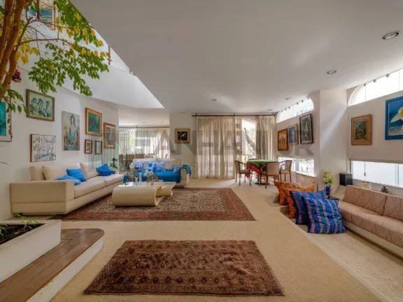 Imagem VENDO CASA CIDADE JARDIM - Próximo à Praça Alfredo Volpi. A casa possui 04 suítes sendo uma master e uma suíte com sala íntima, living para três am
