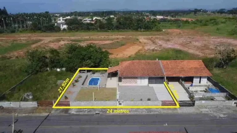 Imagem Casa com piscina tendo 2 dormitórios e 2 vagas de garagem no bairro Itapocú em Araquari