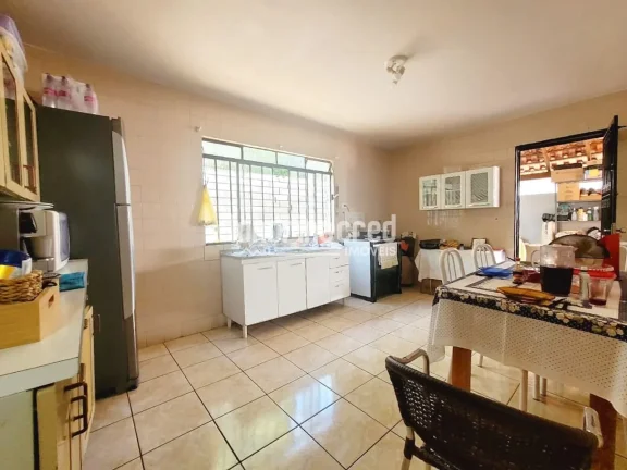 Imagem Casa espaçosa com 2 dormitórios, 2 banheiros e 2 vagas de garagem em terreno de 300m², com 126m² de construção — conforto e praticidade em um só lugar!