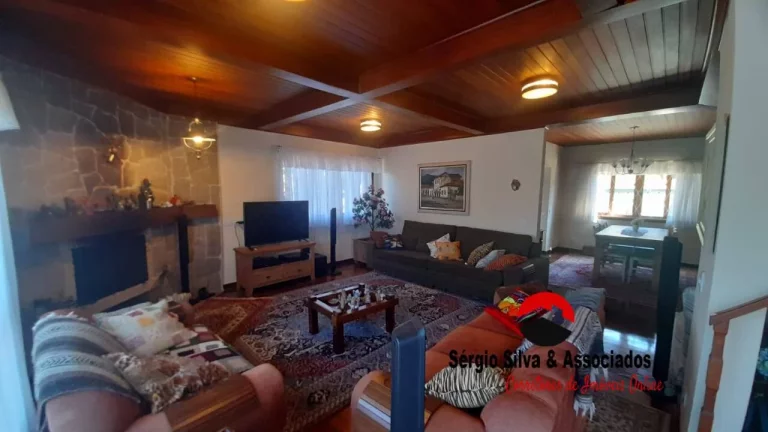 Imagem Casa a Venda na Região do Alto do Vale Encantado em Campos do Jordão - SP