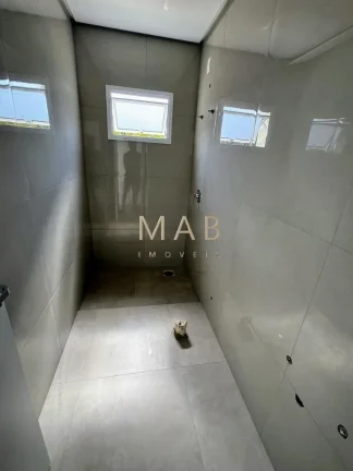 Imagem Imperdível casa de 3 quartos, 1 suíte, 2 salas, 2 banheiros, 2 vagas na cidade de Florianópolis-SC, bairro Ingleses do Rio Vermelho - 143m².