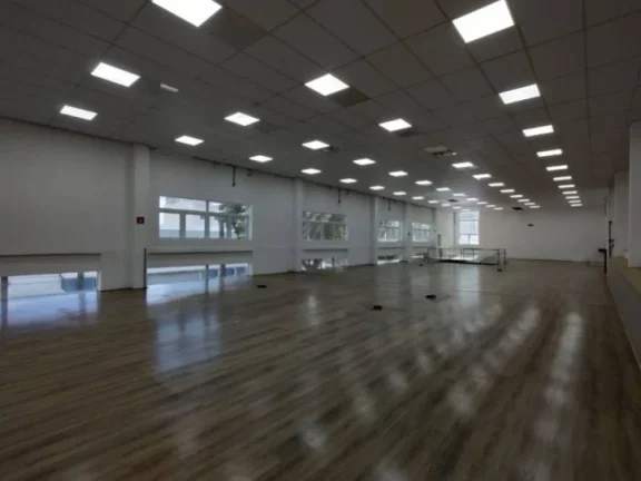 Imagem Salão Comercial 902m² com Escritório, 6 Banheiros e Vagas - Alto Potencial