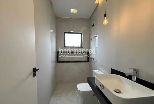 Imagem Sobrado contemporâneo à venda no Condomínio Moradas do Vale, com 220 m² de construção, 3 suítes amplas, piscina privativa,e excelente iluminação natural