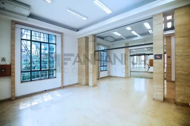 Imagem Casa Comercial de Alto Padrão para Locação no Jardim América, São Paulo-SP: 6 Salas, 6 Banheiros, 20 Vagas - 824m²!
