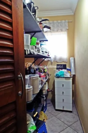 Imagem No piso superior, dispõe de três dormitórios com armários planejados, sendo uma suíte com close...