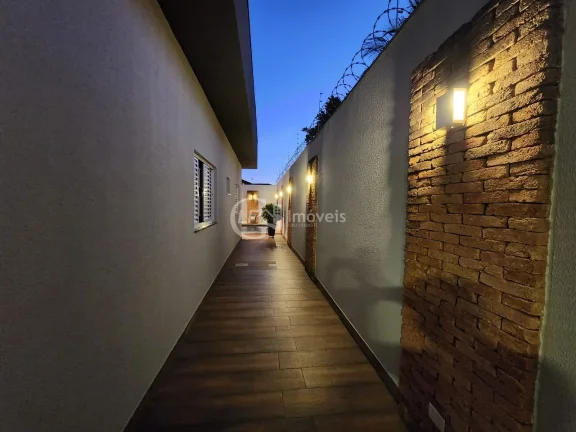 Imagem Casa à venda em Campo Grande-MS, bairro Amambaí: 3 quartos, 2 suítes, 3 salas, 2 banheiros, 3 vagas de garagem, 260m² de área.