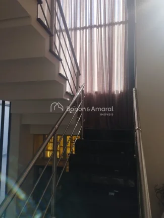 Imagem Com um projeto que une elegância e funcionalidade, esta residência oferece 240m² de área constru...