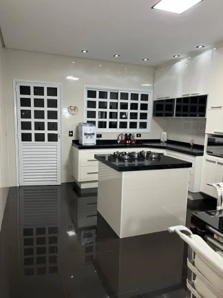 Imagem Sobrado 3 Suites 210 m² 3 Dormitorios sendo 3 Suites 2 vagas de Garagens