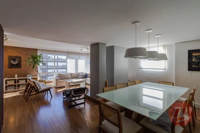 Imagem no Rio Branco, cobertura de 257 m² com 4 quartos, 2 vagas e piscina.