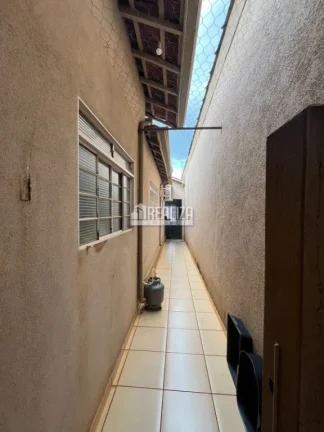 Imagem Vende-se casa no bairro Vila Marilene, com 3 quartos (2 suíte), ar-condicionado, localizada na avenida principal – Igarapava/SP