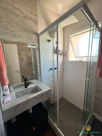 Imagem Linda casa moderna com 3 suítes e área de lazer com piscina em condomínio