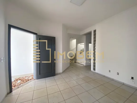 Imagem Casa Comercial de Alto Padrão para Locação em Sinop-MT - Setor Comercial 6 salas, 3 banheiros, 4 vagas de garagem 217m².