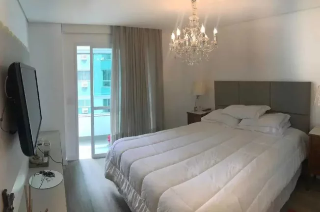 Imagem Apartamento quadra mar com 3 dormitórios e 2 vagas em Balneário Camboriú/SC