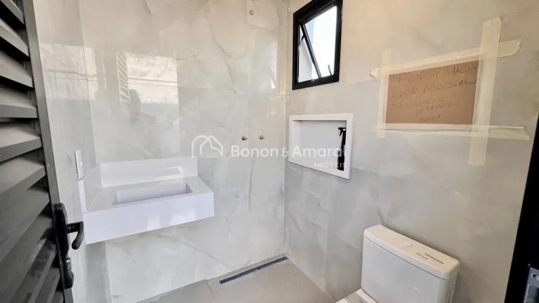 Imagem Suítes: 3 suítes, sendo:
2 Suítes com Closet: Oferecendo espaço extra para organização.
1 Suí...