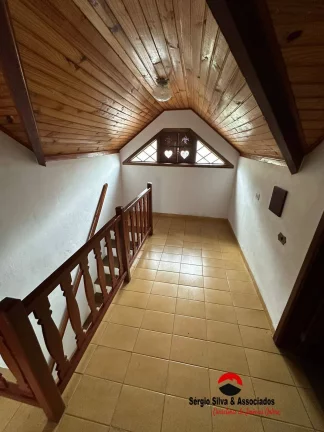 Imagem Casa a Venda no Bairro Jardim Califórnia em Campos do Jordão - SP.