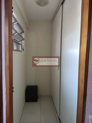 Imagem Vendo Oportunidade no Jardim Fraternidade. Casa Terreno, com 200m2 de área Total, o imóvel conta com, 3 dormitórios, sendo 1 Suíte, 2 vagas de Garagem, Edícula de 3 cômodos, Lavanderia, Aceita Financiamento, aceita Permuta. Valor de Oportunidade R$ 530K, 