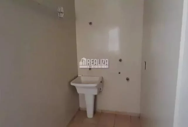 Imagem Apartamento de 3 dormitórios para alugar no Condomínio Residencial Jardim Europa, no bairro Parque do Mirante em Uberaba