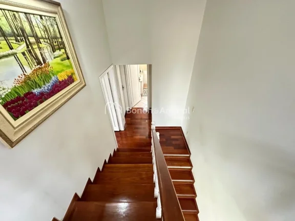 Imagem Esta encantadora casa de estilo sobrado oferece um ambiente espaçoso e confortável, com uma excele...