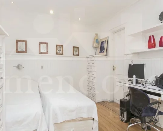 Imagem Lindo apartamento, amplo living para 3 ambientes com piso de tábuas de ipê, terraço, jardim de in...