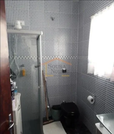 Imagem Casa térrea, 2 dormitórios, sala ampla, cozinha com armários, lavanderia, quintal, área de churr...