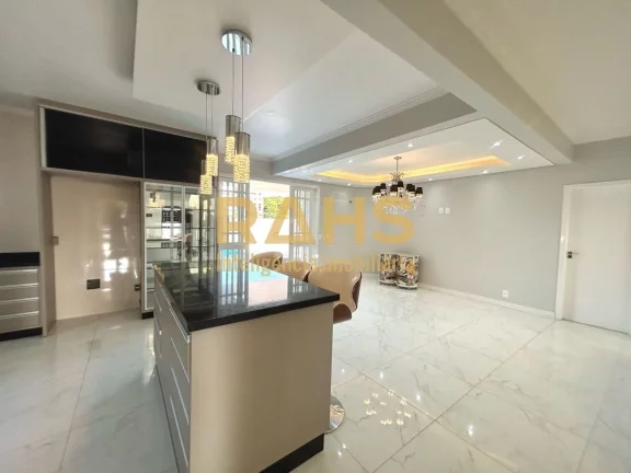 Imagem Excelente residência com 5 quartos, sendo 4 suítes, em condomínio fechado localizado no bairro Gl...