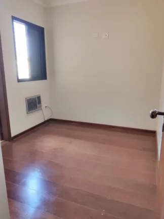 Imagem Apartamento reformado no Centro da cidade,com sala para 2 ambientes com sacada, 3 quartos com armár...