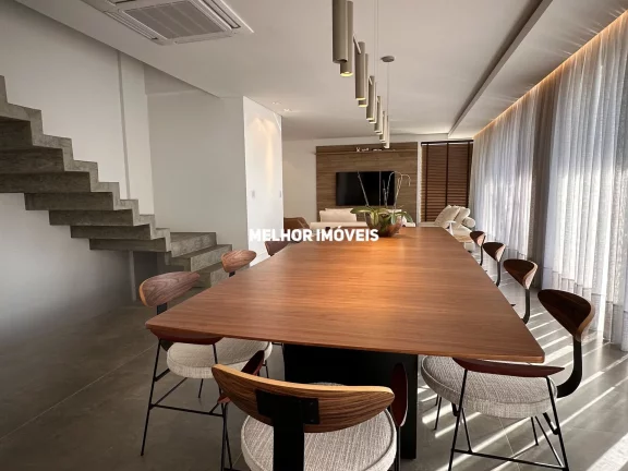 Imagem Casa finamente mobiliada á venda com 4 suítes, 4 vagas de garagem em condomínio fechado na Barra em Balneário Camboriú.