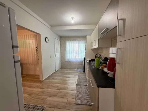Imagem Casa com 7 dormitórios sendo 3 suítes e 3 vagas de garagem, a 350 metros da Praia em Penha