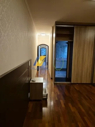 Imagem Sobrado à Venda com 300m², 3 dormitórios, 1 suíte, 2 salas e 7 vagas!!!