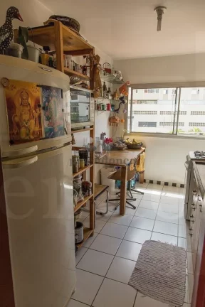 Imagem Apartamento totalmente reformado, com piso de madeira, living para 02 ambientes, 03 dormitórios sen...