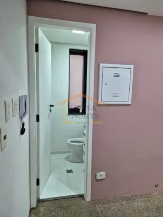 Imagem Conjunto comercial, com pintura e reforma novas,
ar condicionado, carpete, balcão fixo, 2 mesas fix...