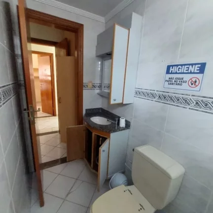 Imagem Este charmoso apartamento, totalmente mobiliado, oferece o equilíbrio perfeito entre conforto, praticidade e localização privilegiada. A poucos passos da praia – apenas 160 metros – conta com uma linda piscina. Agende sua visita e venha conhecer!