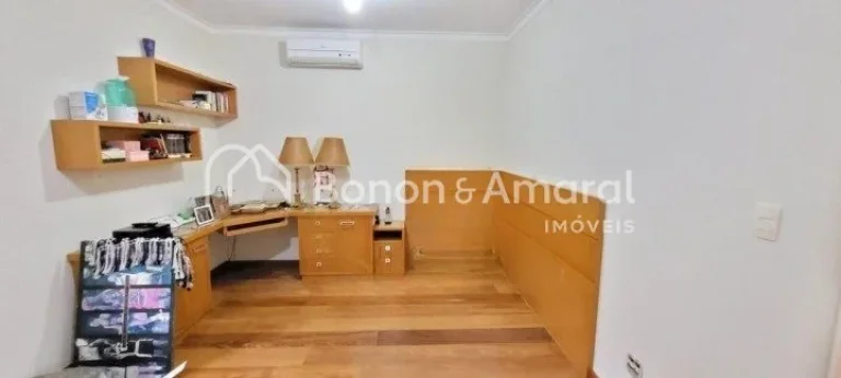 Imagem Lindo e aconchegante sobrado! No piso principal conta com um hall de entrada, uma das suítes na par...