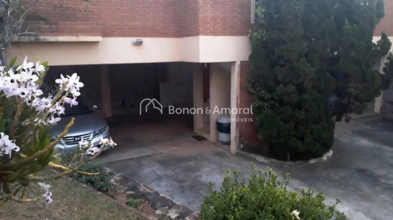 Imagem Localizada na Alameda principal do Clube, com acesso pela Portaria 1 e próxima à área administrat...
