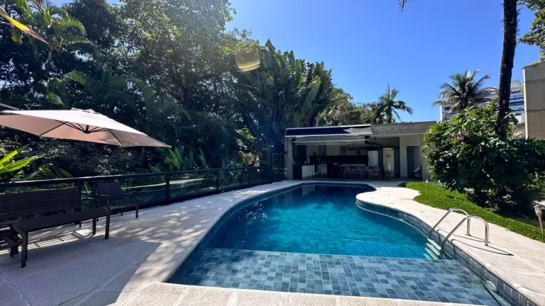 Imagem Imperdível oportunidade de adquirir casa de luxo na Riviera de São Lourenço Módulo 05, com 3 quartos, 3 suítes, 5 vagas e 323,63 m² de área.