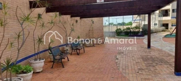 Imagem Apartamento com três quartos, incluindo uma suíte com elegantes armários embutidos. Uma ampla sal...