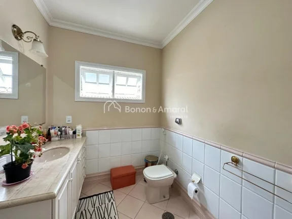 Imagem Esta encantadora casa de estilo sobrado oferece um ambiente espaçoso e confortável, com uma excele...