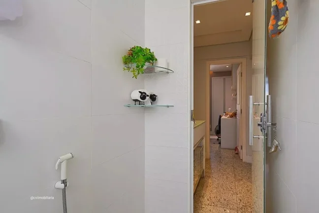 Imagem Localizado no charmoso bairro da Savassi, este apartamento mobiliado oferece uma experiência de mor...