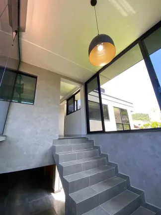 Imagem Casa nova de alto padrão com 4 suítes e 3 vagas de garagem em Itajaí/SC