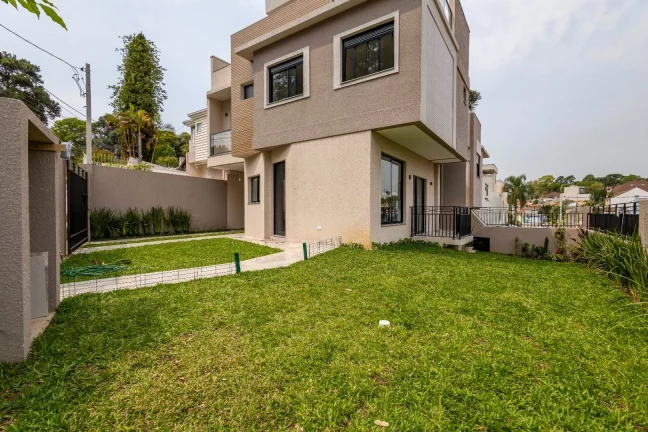 Imagem Sobrado com 3 Suítes, 2 vagas, churrasqueira à venda, 190 m² por R$ 1.304.680 - Vista Alegre - Curitiba/PR