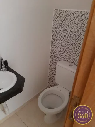 Imagem Casa em Condomínio Fechado com 02 Suítes com 02 vagas de garagem na Vila RéRé